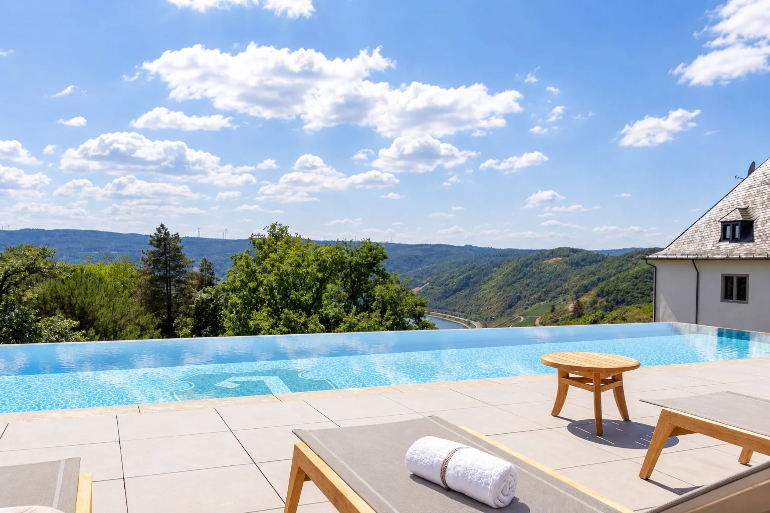 Infinity-Pool mit Blick über eine Landschaft